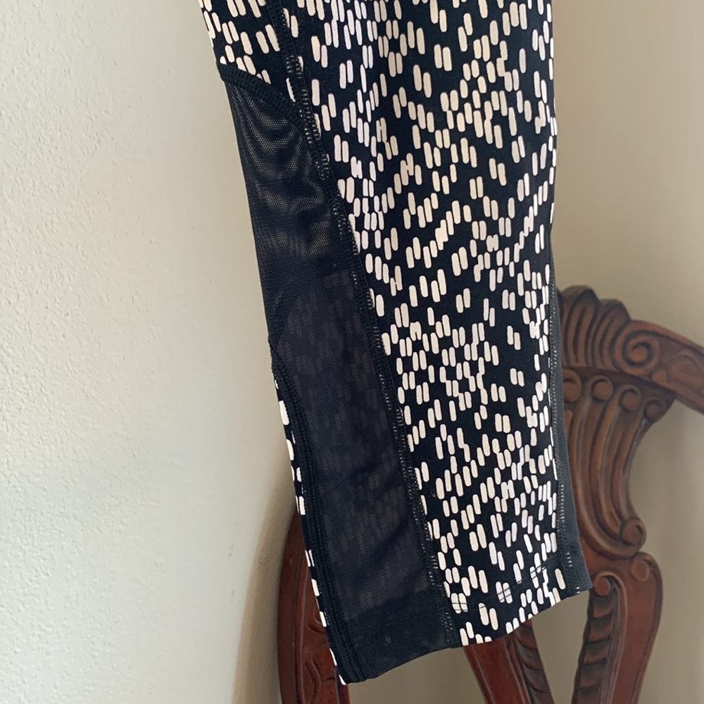 NIKE DRI-FIT WOMENS CAPRI YOGA/LEGGINGS BLACK &‎ WHITE W/MESH ACCENT SIZE SMALL - Picture 3 of 10
